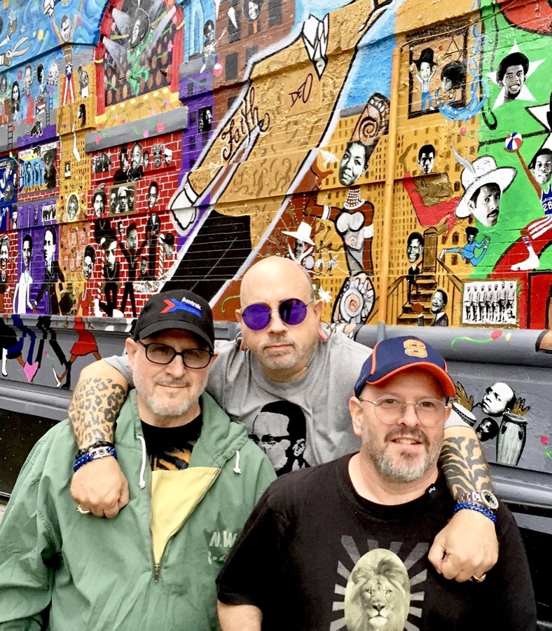 Gene & Geoff Erskine in front of the Koolzeum mural